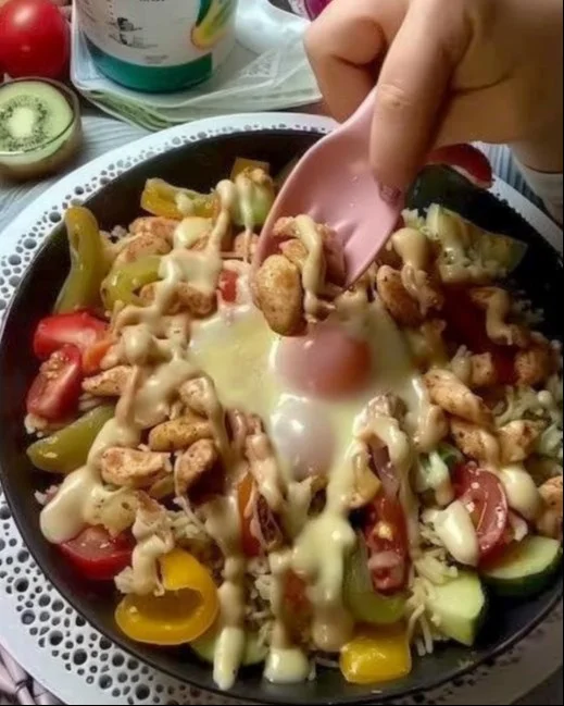 Plato colorido de comida para niños con verduras y proteínas saludables.