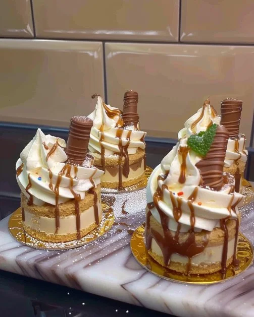 Delicias de Kinder presentadas en verrinas para un postre delicioso.