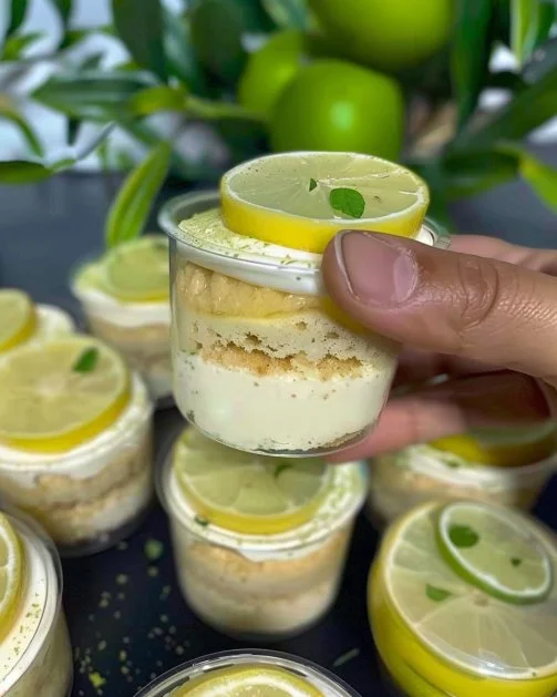 Vasos de Crème Brûlée decorados con caramelo dorado y frutas frescas