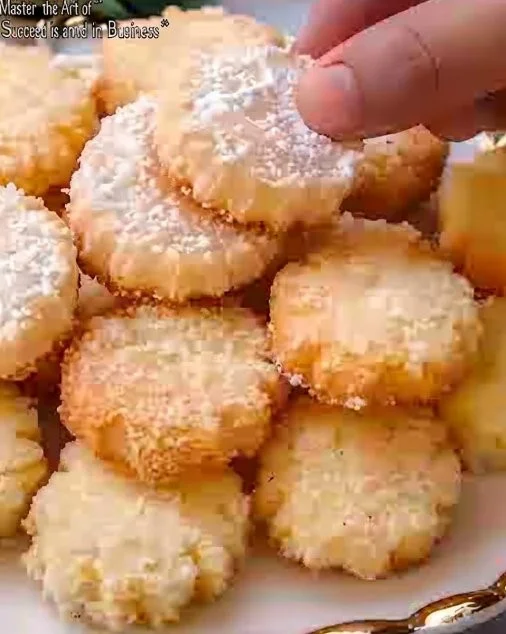 Plato de deliciosas galletas caseras recién horneadas