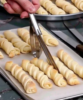 Dulces giros de hojaldre recién horneados con un toque dulce y crujiente