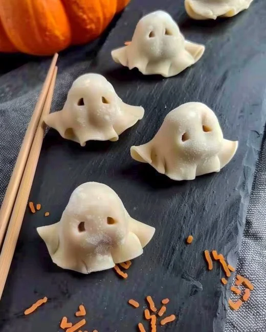 Empanadillas de Halloween decoradas con motivos espeluznantes