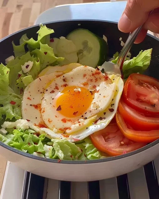 Ensalada de huevos con queso feta en un plato colorido y fresco