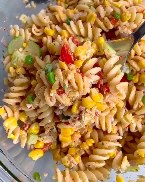 Ensalada de pasta con verduras y aderezo fresco