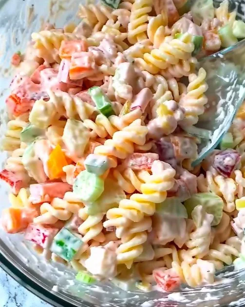 Ensalada de pasta de verduras colorida y saludable en un plato.