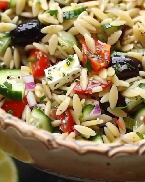 Ensalada de pasta orzo griega con ingredientes frescos y coloridos