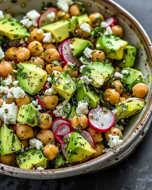 Ensalada fresca de garbanzos, feta y aguacate en un plato colorido