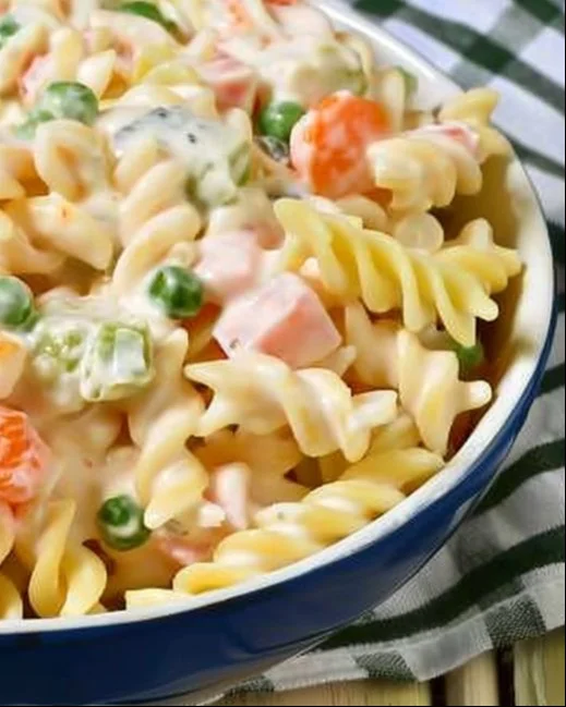 Ensalada rusa con pasta decorada y lista para servir