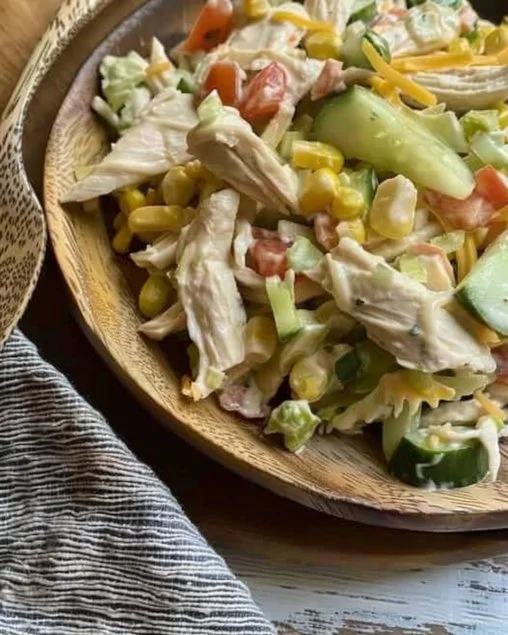 Ensalada saludable de pollo fresca y colorida en un bol