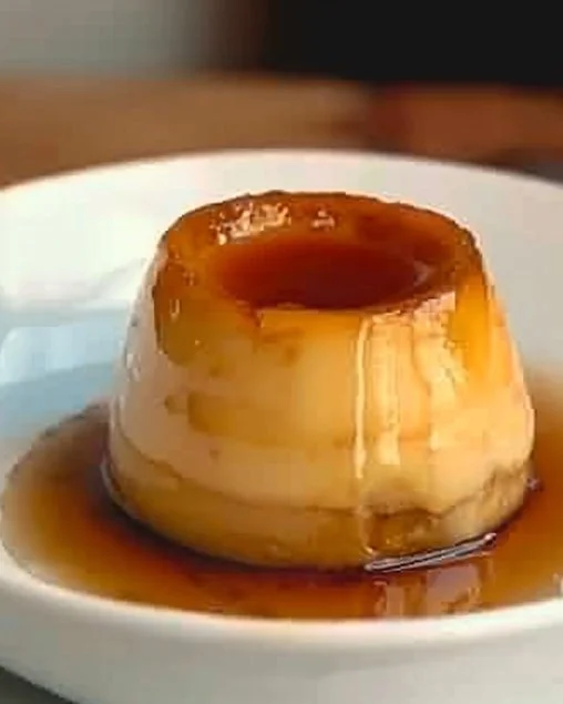 Flan en taza al microondas listo para servir