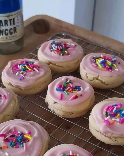 Galletas Crumbl con delicioso frosting de queso crema, perfectas para compartir.