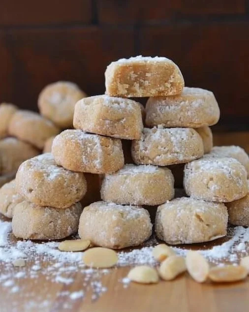 Galletas de almendras frescas y crujientes en una bandeja de repostería.