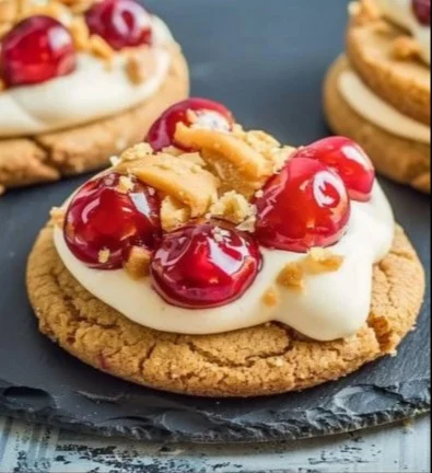 Galletas de cheesecake de cereza decoradas con frutas frescas