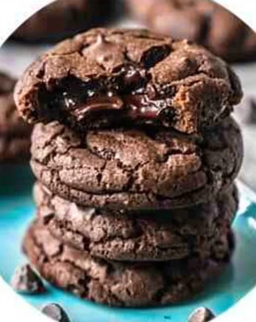 Galletas de chocolate recién horneadas en un plato