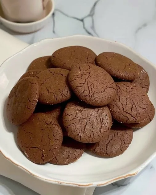 Galletas de chocolate económicas recién horneadas y crujientes