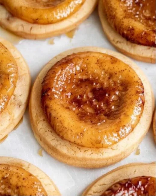 Galletas de crema brûlée recién horneadas con un toque dorado.