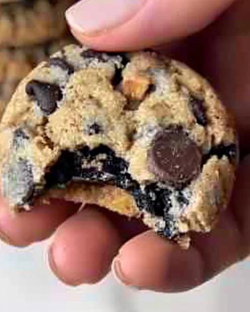 Galletas de crema recién horneadas en un plato
