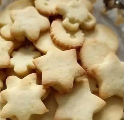 Galletas de mantequilla recién horneadas, perfectas para disfrutar con un café.