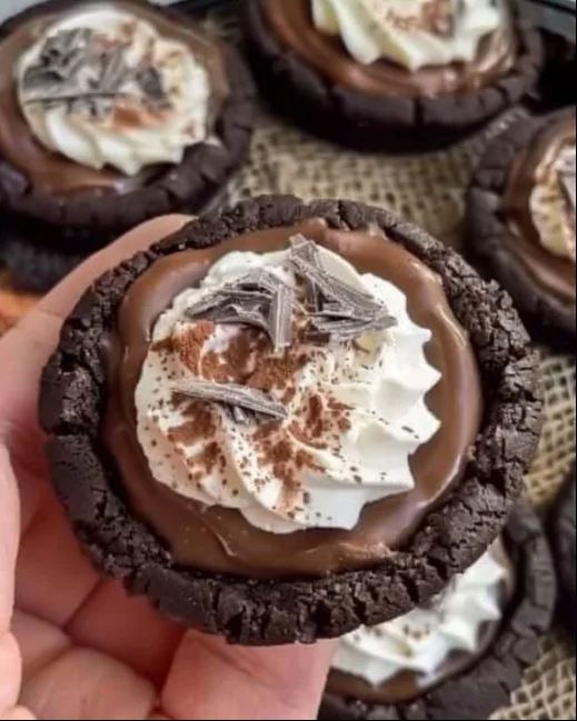 Galletas de tarta de seda francesa decoradas y listas para disfrutar.