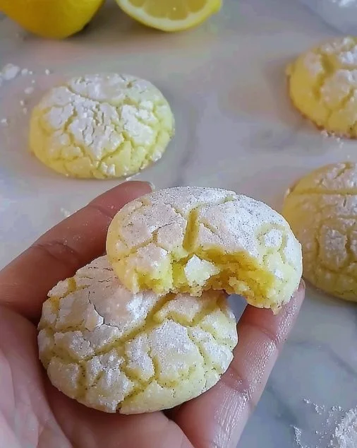 Galletitas de limón recién horneadas con glaseado suave