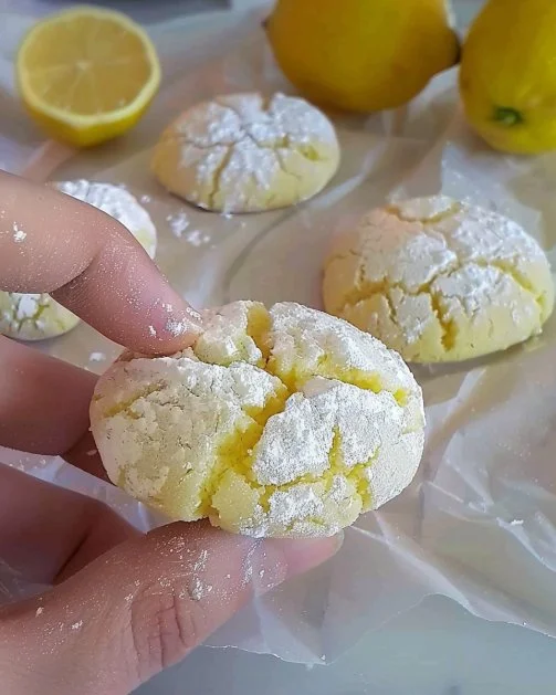 Galletitas de limón frescas y deliciosas en un plato