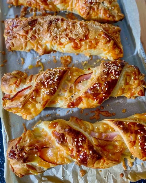 Hojaldre con jamón y queso recién horneado