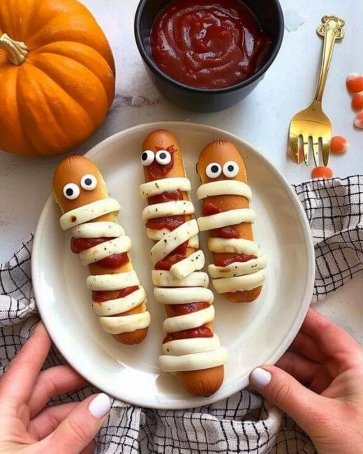 Deliciosos Hotdogs Momia de Halloween, ideales para fiestas temáticas.