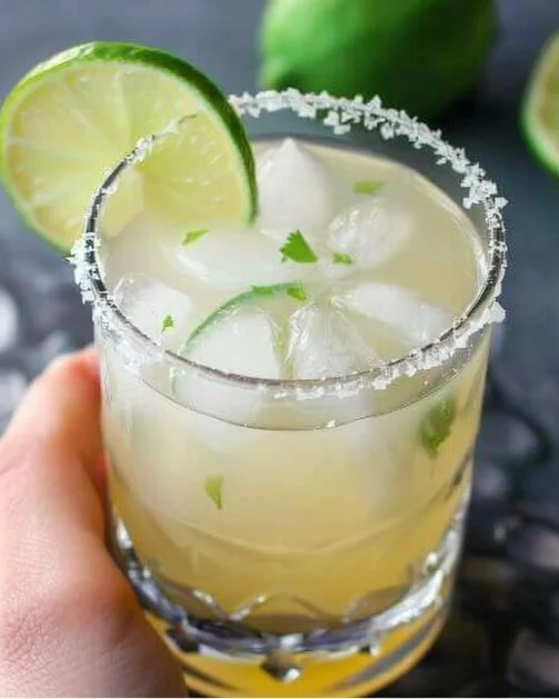 Receta refrescante de margarita skinny con ingredientes naturales y ligeros.