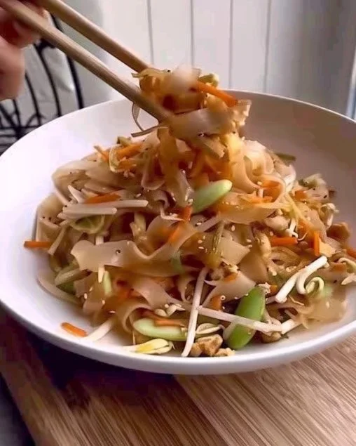 Recetas saludables para bajar de peso en 2025 con ingredientes frescos y nutritivos.
