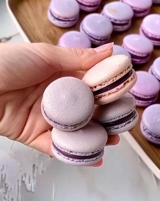 Varias coloridas cajas de macarons franceses en diferentes sabores.