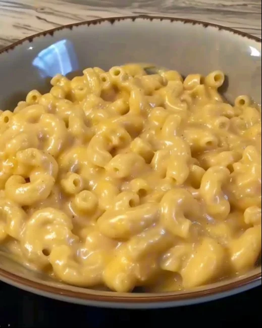 Plato de macarrones con queso cremoso y apetitoso en un tazón