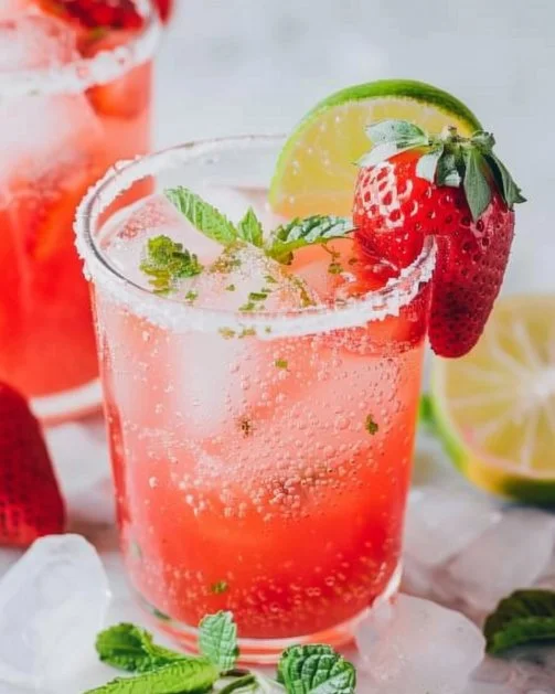 Margarita de Fresa y Lima Sin Alcohol en un vaso decorado