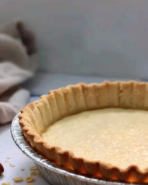 Masa de tarta perfecta recién horneada y lista para usar en postres