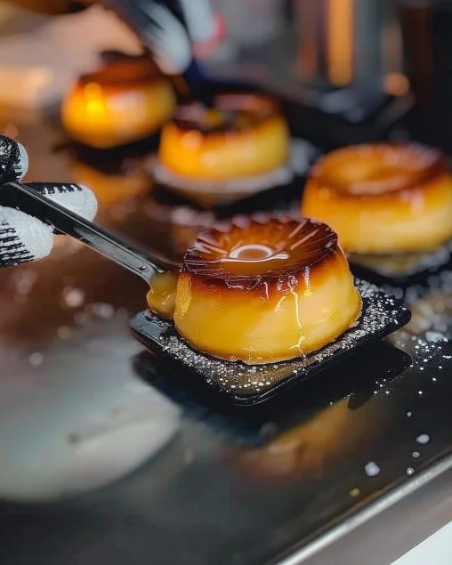 Mini flanes decorados en un plato, perfectos para postres caseros