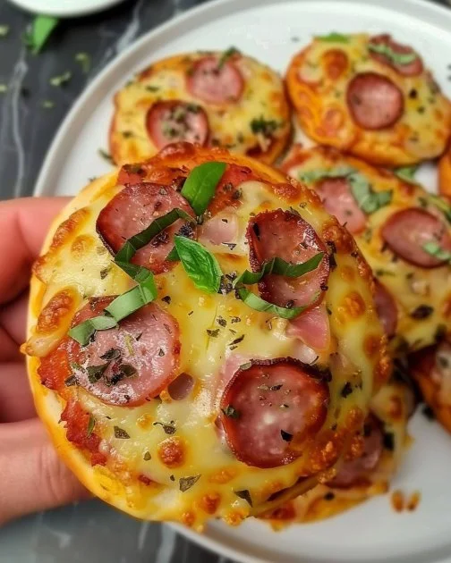 Mini pizza casera con ingredientes frescos y apetitosa presentación.