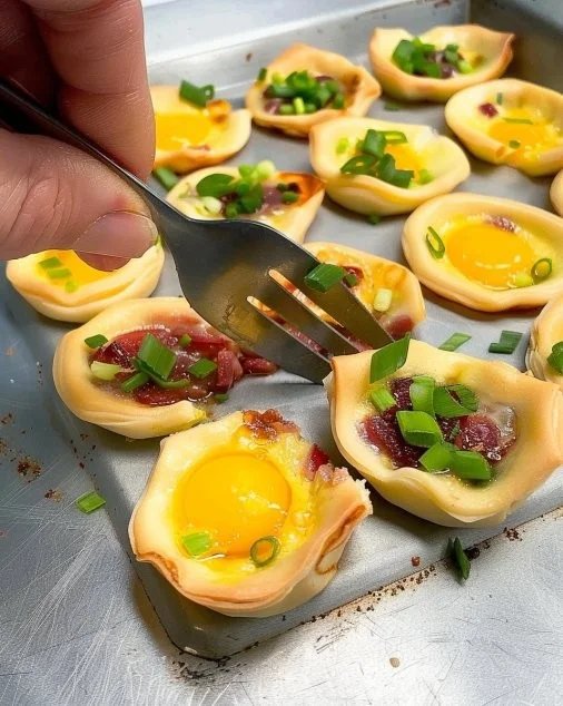 Mini quiches de aperitivo frescas y coloridas en un plato