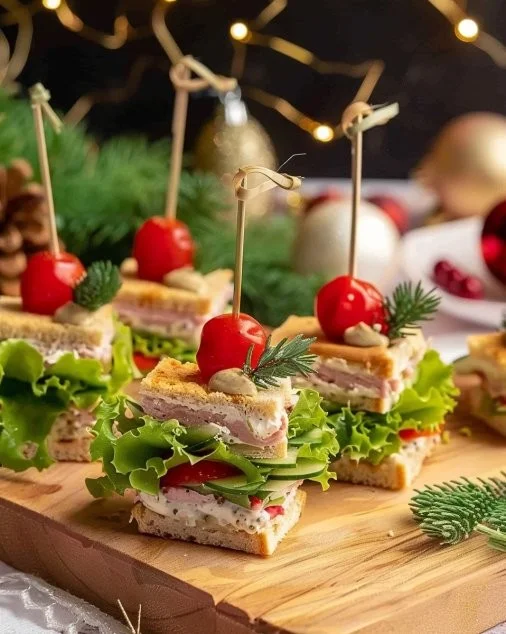 Mini sándwiches de Navidad decorados en una bandeja festiva