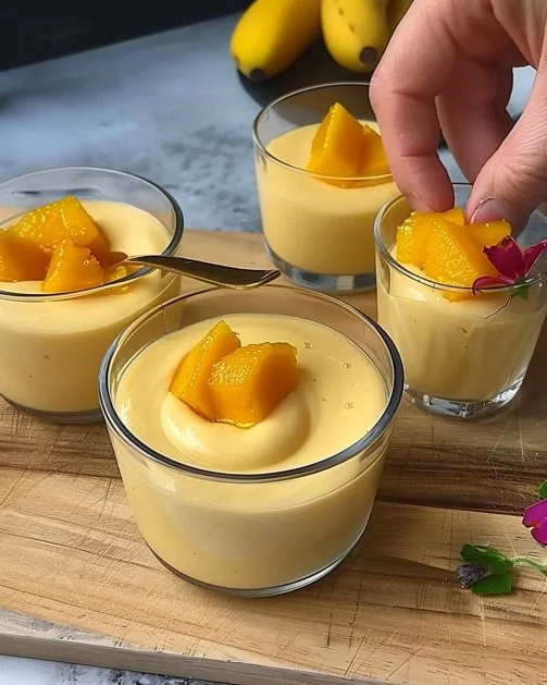 Mousse de mango saludable servida en un bol con frutas frescas