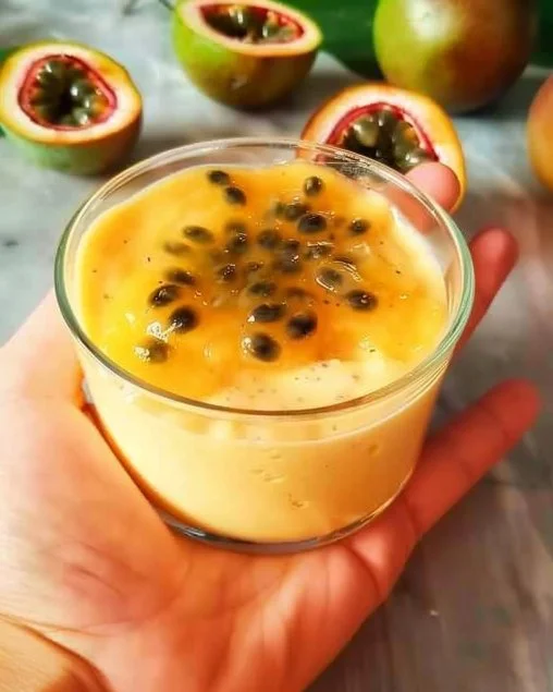 Mousse de Maracuyá en un plato decorativo