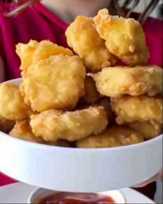 Nuggets de McDonald's servidos con salsa y papas fritas