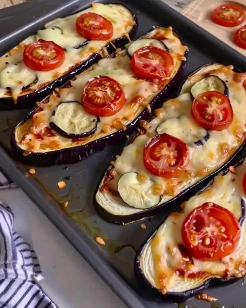 Paninis de berenjena recién preparados con ingredientes frescos y sabrosos