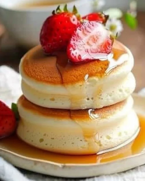 Deliciosos panqueques soufflé japoneses esponjosos en un plato.