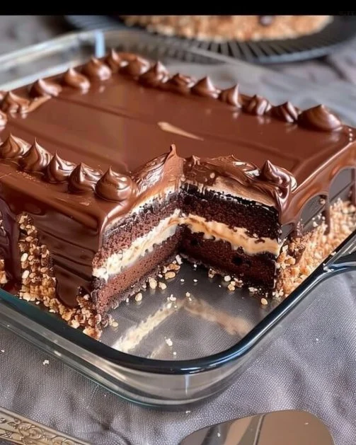 Pastel de Chocolate Húmedo con crema batida y ganache, delicioso y esponjoso.