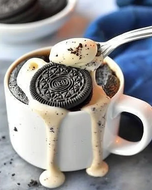 Delicioso pastel de Oreo en taza recién horneado