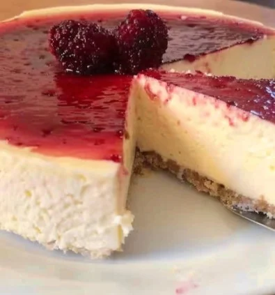 Delicioso pay de queso cremoso con galleta y frutas
