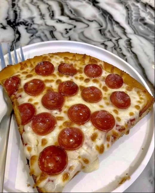 Deliciosa pizza recién horneada con ingredientes frescos y coloridos