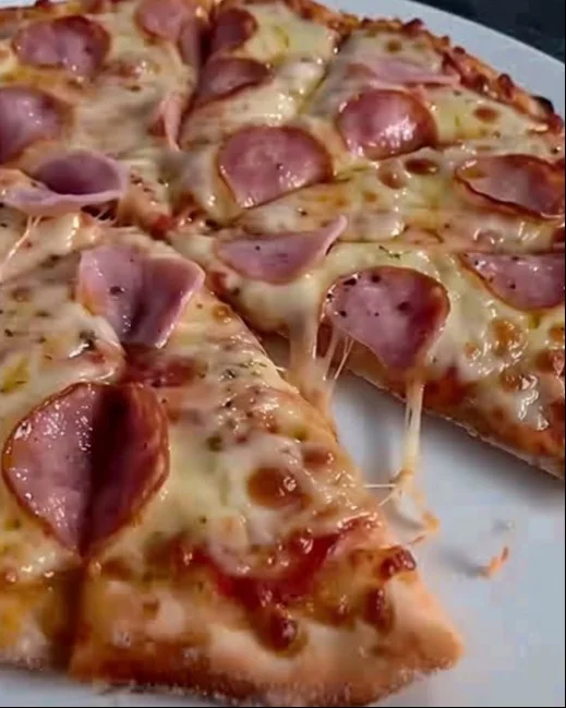 Deliciosa pizza con ingredientes frescos y variados