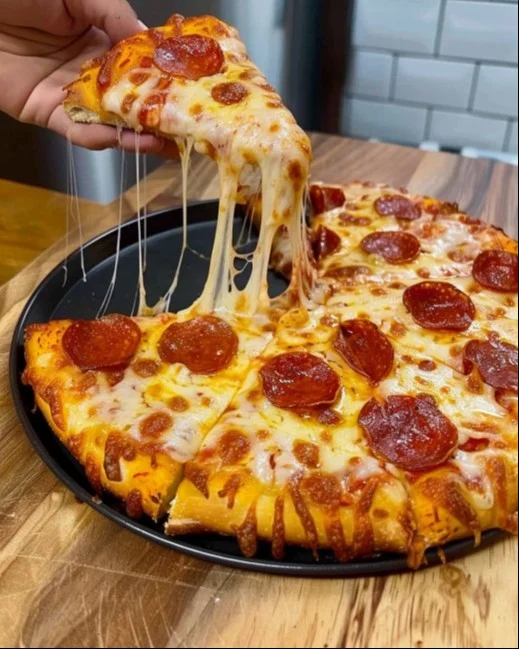 Pizza de pepperoni con Cheetos, deliciosa mezcla de sabores únicos.