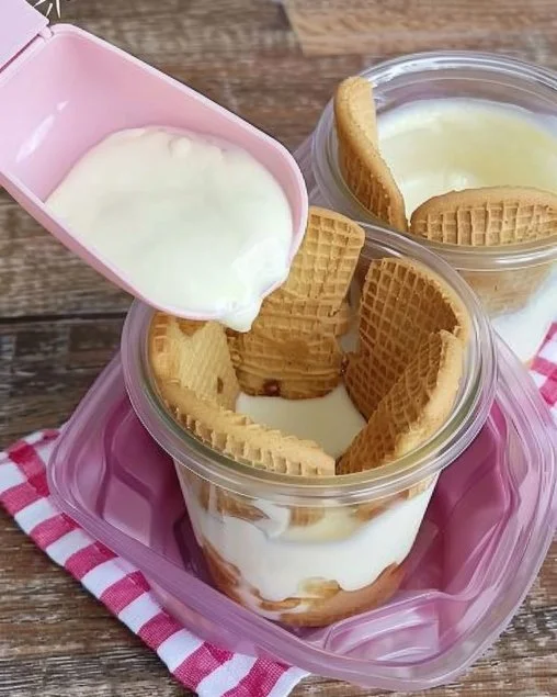 Postre cremoso y delicioso servido en un plato decorativo