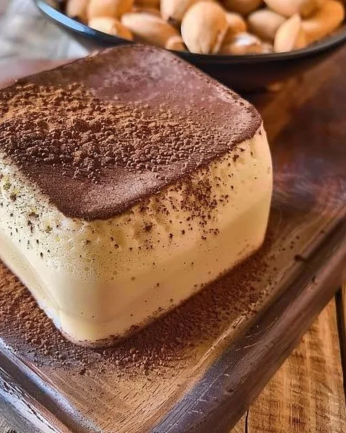 Postre de café en una elegante presentación con grano de café decorativo.
